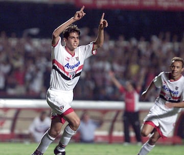 Con quince años firmó un contrato que le llevó a los juveniles del Sao Paulo. Debutó en el primer equipo en enero de 2001. Jugó 27 partidos y marcó 12 goles.