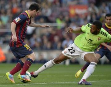 El delantero argentino del Barcelona Lionel Messi compite con el defensa francés del Osasuna Jordan Loties.