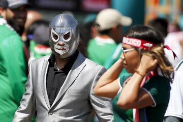 Los aficionados mexicanos se presentaron con algarabía, másrcas y rostros pintados en el Rose Bowl de Pasadena.