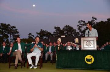 Sergio García gana su primer major. Stewart Hagestad enla ceremonia de entrega de la chaqueta verde.