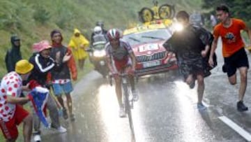 CONTRA LOS ELEMENTOS. Purito Rodríguez pedalea bajo el aguacero en plena ascensión a Plateau de Beille, un puerto que conoce a la perfección.