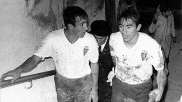 Manolo Gonz&aacute;lez y Violeta, en el t&uacute;nel de salida al terreno de juego de La Romareda en un d&iacute;a de barro.