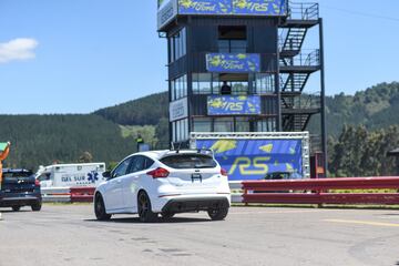 En la Región de la Araucanía Ford presentó por primera vez en Chile el Focus RS. Desde la línea de performance de la marca llega con un motor de 2.3 litros y 350 hp de potencia.
La presentación se llevó a cabo en Pucón y luego se realizó una prueba del vehículo en el autódromo Interlomas de Temuco.