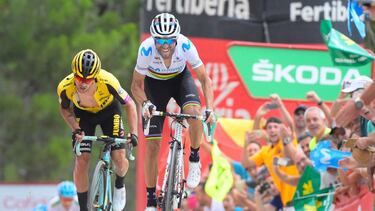 Primoz Roglic y Alejandro Valverde durante la Vuelta a España.