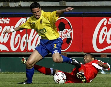 Llegó al Villarreal en el verano de 2002. Debutó el 1 de septiembre de 2002, jugó dos grandes temporadas en las que colaboró para lograr la Copa Intertoto y clasificar por primera vez al Villarreal en la Europa League. 