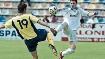 <b>DISPUTADO. </b>El madridista Juanmi Callejón pugna por un balón ante Pedro Alcalá.