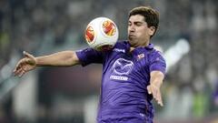 David Pizarro controla un bal&oacute;n con la casaquilla de la Fiorentina.