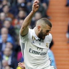Pitos y aplausos del Bernabéu para Benzema al ser cambiado