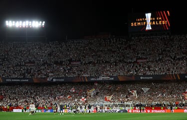 Los jugadores del Sevilla celebran con su afición el pase a las semifinales de la Europa League.