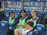 El futbolista japonés de la Real Sociedad, Take Kubo, sonríe en el banquillo durante el partido de LaLiga EA Sports disputado contra el Levante en Anoeta. EFE/Javier Etxezarreta