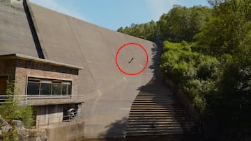 Kriss Kyle montando en MTB en una presa del Reino Unido