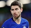 La afición abucheó a Jorginho y Sarri tuvo que salir a defenderle