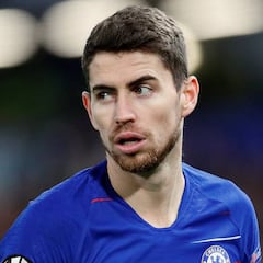 La afición abucheó a Jorginho y Sarri tuvo que salir a defenderle