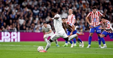 Vinicius toma el balón y se prepara para asumir la responsabilidad, concentrado ante el silencio expectante del Bernabéu tras el aviso de un derbi cada vez más tenso.