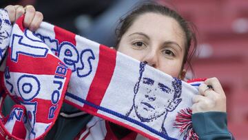 Aficionada del Atlético de Madrid con la bufanda de Fernando Torres.