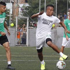'Sebas' Gómez lleva alegría a su barrio con regalos y fútbol
