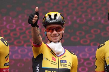 Primoz Roglic antes del inicio del tercera etapa del Giro de Italia 2023 con 202 km de recorrido entre Vasto y Nelfi.