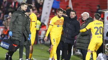 Iñigo Martínez es consolado por Xavi, tras lesionarse ante el Barbastro en Copa del Rey.