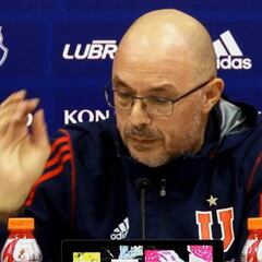 Lo que le faltaba: Arias se electrocuta en la conferencia