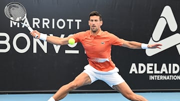 Adelaide (Australia), 05/01/2023.- Novak Djokovic of Serbia in action against Quentin Halys of France during the 2023 Adelaide International Tennis Tournament at the Memorial Drive Tennis Centre in Adelaide, Australia, 05 January 2023. (Tenis, Francia, Adelaida) EFE/EPA/MICHAEL ERREY EDITORIAL USE ONLY AUSTRALIA AND NEW ZEALAND OUT