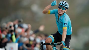 El ciclista colombiano del Astana Miguel Angel Lopez celebra su victoria en el Col de la Loze en la decimos&eacute;ptima etapa del Tour de Francia 2020.