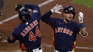 Houston (United States), 29/10/2022.- Houston Astros batter Alex Bregman (R) celebrates with teammate Yordan Alvarez after hitting a two-run home run against the Philadelphia Phillies in the bottom of the fifth inning of game two of the World Series at Minute Maid Park in Houston, Texas, USA, 29 October 2022. (Estados Unidos, Filadelfia) EFE/EPA/AARON M. SPRECHER