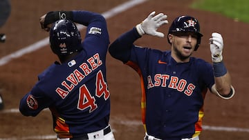 Houston (United States), 29/10/2022.- Houston Astros batter Alex Bregman (R) celebrates with teammate Yordan Alvarez after hitting a two-run home run against the Philadelphia Phillies in the bottom of the fifth inning of game two of the World Series at Minute Maid Park in Houston, Texas, USA, 29 October 2022. (Estados Unidos, Filadelfia) EFE/EPA/AARON M. SPRECHER
