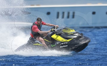 Theo Hernández y su novia Adriana Pozueco de vacaciones en Ibiza.