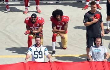 Kaepernick (centro) en una de sus protestas con los 49ers en 2016.