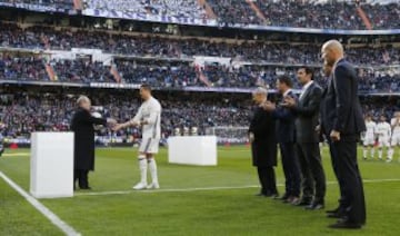 Paco Gento entrega el Balón de Oro a Cristiano.