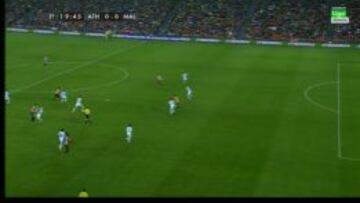 San José, en la parte izquierda de la pantalla, se quita de encima a Charles.