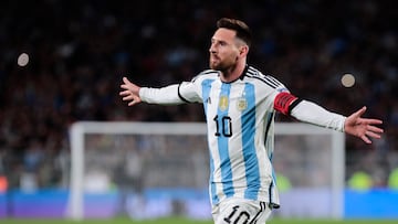 Lionel Messi se vistió de héroe y le dio a Argentina sus primeros tres puntos con un golazo fiel a su estilo.