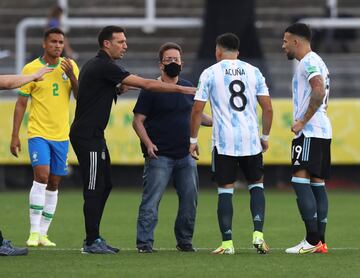 Agentes brasile?os interrumpen el partido.