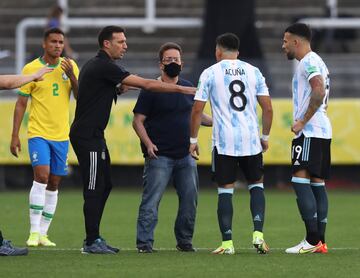 Agentes brasileños interrumpen el partido. 