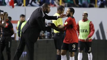 MEX81. SAN LUIS POTOSÍ (MÉXICO), 06/10/2017.- El jugador de Trinidad y Tobago Shahdon Winchester (d) celebra la anotación de un gol ante México hoy, viernes 06 de octubre de 2017, durante el partido por las eliminatorias de la Concacaf al Mundial de Rusia 2018, disputado entre México y Trinidad y Tobago en el estadio Alfonso Lastras de la ciudad de San Luis Potosí (México). EFE/José Méndez