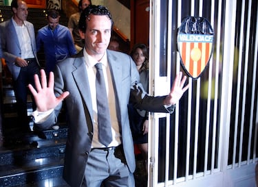 El entrenador español salió del Valencia tras cuatro temporadas dirigiendo al equipo (2008-2012). Consiguiendo clasificar al Valencia para la Champions League durante tres temporadas además de llevar al club a una semifinal de la Copa del Rey y de la Europa League. Sumó un total de 220 partidos.