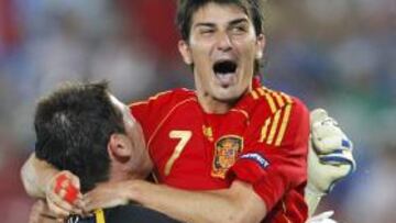 <b>A SEMIFINALES. </b> Casillas y Villa se abrazan eufóricos tras la tanda de penaltis que dio el triunfo a España frente a Italia.