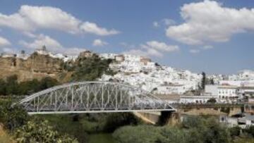 AL SUR. El pelotón pasó este año por el puente de San Miguel, sobre el río Guadalete, con Arcos de la Frontera al fondo. La provincia de Cádiz tendrá este año el protagonismo inicial.
