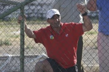 Su primera experiencia en Chile fue en 2008 y hasta 2009 en O'Higgins. Aquí dirigiendo luego de ser expulsado.