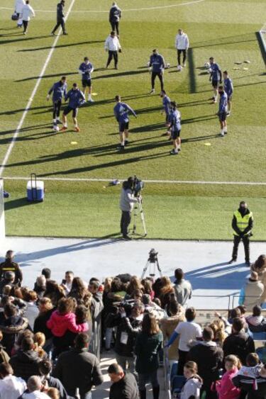 Muchos aficionados presenciaron el entrenamiento.