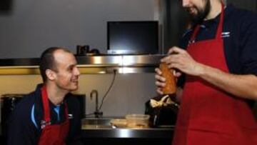 <b>HUMOR. </b>Carlos Jiménez y German Gabriel, en la cocina.