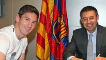 El argentino y Bartomeu posan para la cámara cuatro horas antes de firmar el contrato.