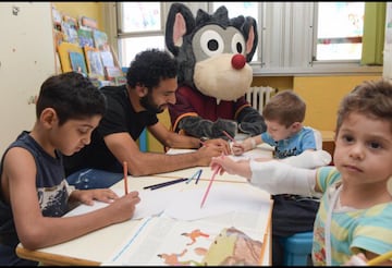 Salah se carecteriza por tener acciones nobles fuera de la cancha. Aquí convive con pequeños del Hospital Sant Eugenio.