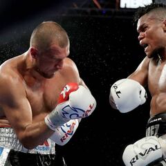 No se entiende cómo aguantó otro minuto más tras tal paliza: brutal KO del cafetero Álvarez