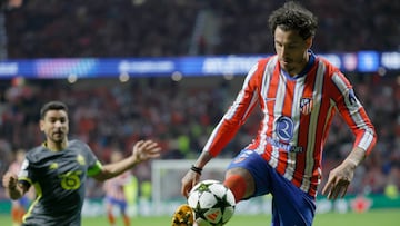 El defensa uruguayo del Atlético José María Giménez (d) controla un balón durante el partido de la Liga de Campeones que Atlético de Madrid y Lille disputan este miércoles en el estadio Metropolitano. EFE/ Juanjo Martín