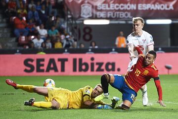 Gunnar Nielsen con Rodrigo Moreno.