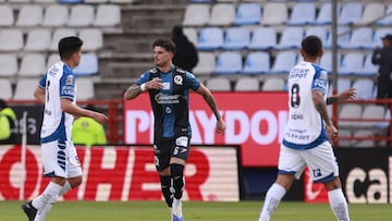 AME1206. PACHUCA (MÉXICO), 20/09/2025.- Santiago Homenchenko (c) de Queretaro celebra un gol este sábado, durante un partido del torneo Apertura 2025 de la Liga MX entre Pachuca y Querétaro en el estadio Hidalgo, en Pachuca (México). EFE /David Martínez Pelcastre