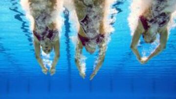 El equipo español de natación sincronizada realiza su ejercicio en la rutina libre por equipos en la piscina del Palau Sant Jordi durante el Mundial de Natación de Barcelona 2013.