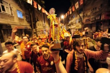 Fan芍ticos del equipo Galatasaray celebran, la Superliga de Campeones de Turqu赤a, en Estambul (Turqu赤a). El Galatasaray logr車 su vig谷simo t赤tulo de campe車n de la Liga turca, tras el empate (2-2) cosechado hoy por el Fenerbahce, segundo clasificado, en su visita al campo del Istanbul Basaksehir.