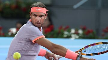 El tenista español Rafa Nadal devuelve una bola durante su partido ante Jiri Lehecka en el Madrid Open,